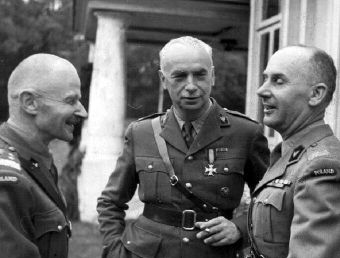 Generałowie (od lewej) Marian Kukiel, Kazimierz Sosnkowski, Stanisław Kopański, 1944 r.