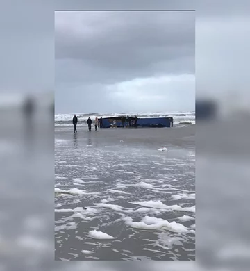 Kontenery wpadły do morza. Ludzie na wyspach znajdują "skarby" 