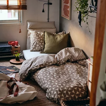 Nowa kolekcja IKEA KOMPISHÄNG powstała z myślą o niewielkich i wynajmowanych mieszkaniach. Meble mają być łatwe do przenoszenia i zmieniać funkcję wraz z potrzebami użytkownika 