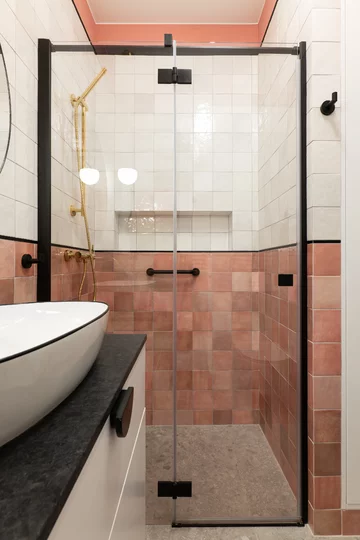 Różowe mieszkanie z miejscem do pracy, projekt KODO KODO, różowe, małe, mieszkanie