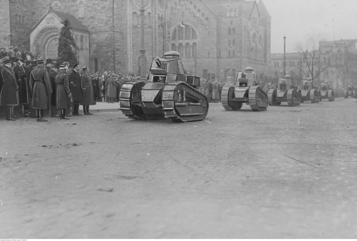 Przejazd czołgów „Renault FT-17” podczas defilady przed Zamkiem Cesarskim w Poznaniu Obchody Święta Niepodległości w 1930 roku