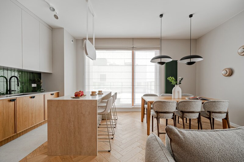 Projekt mieszkania na&nbsp;warszawskim Mokotowie autorstwa Deer Design to&nbsp;przykład sp&oacute;jnej aranżacji, w&nbsp;kt&oacute;rej funkcjonalność, kolor i&nbsp;jakość wykonania tworzą harmonijną, dopracowaną w&nbsp;każdym detalu przestrzeń do&nbsp;życia