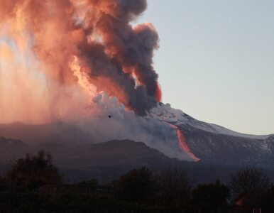 Miniatura: Spektakularna erupcja Etny. Z krateru...