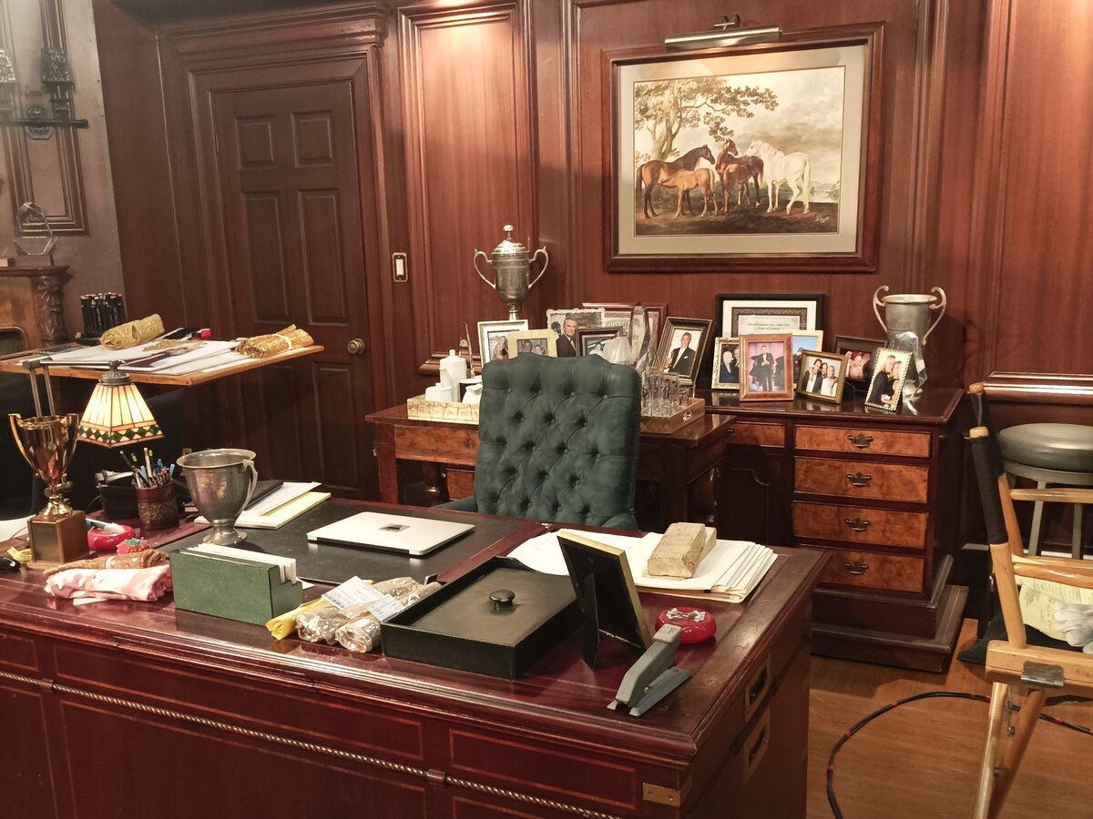 W biurze Domu Mody Forrester, podobnie jak w mieszkaniu Erica Forrestera, znajdziemy wiele fotografii, obrazów i gustownych ozdób 