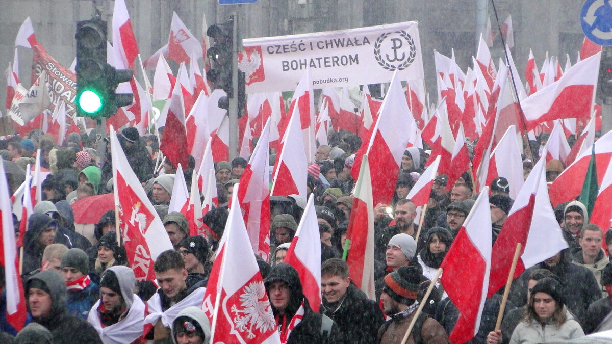 Marsz Niepodległości - transparent, uczestnicy i flagi 