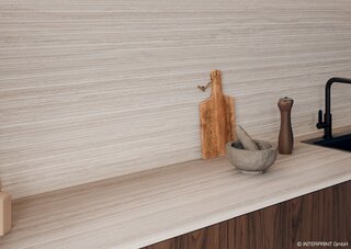 Delikatnie prążkowany dekor (Trays) daje złudzenie obcowania z trójwymiarową strukturą, a jednocześnie znakomicie sprawdza się na kuchennym blacie i panelu ściennnym