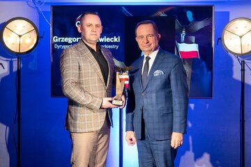 Grzegorz Maliwiecki (z lewej) oraz&nbsp;wręczający nagrodę Władysław Ortyl, marszałek woj. podkarpackiego