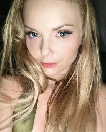 Izabella Miko 