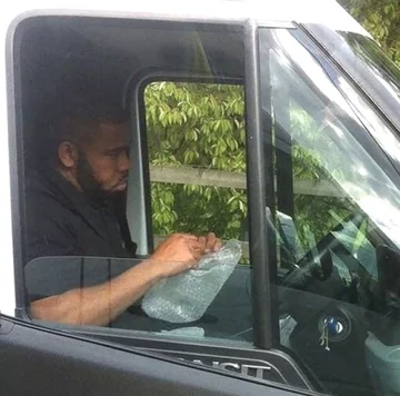 Nowy model relaksującej poduszki powietrznej. Idealna podczas stania w korku 