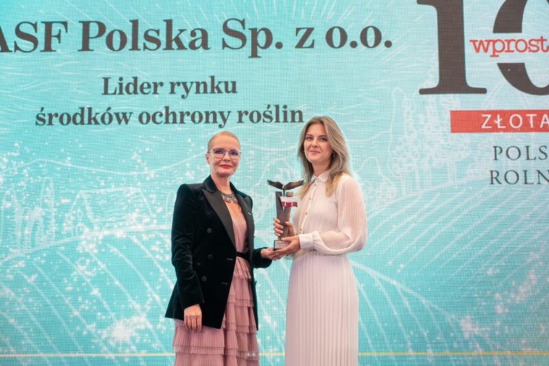 Złota SetkaKateryna Demydas Head of Marketing Management, dział Agricultural Solutions, Poland (z prawej), oraz wręczająca nagrodę Marzena Zielińska, prezes Capital Point