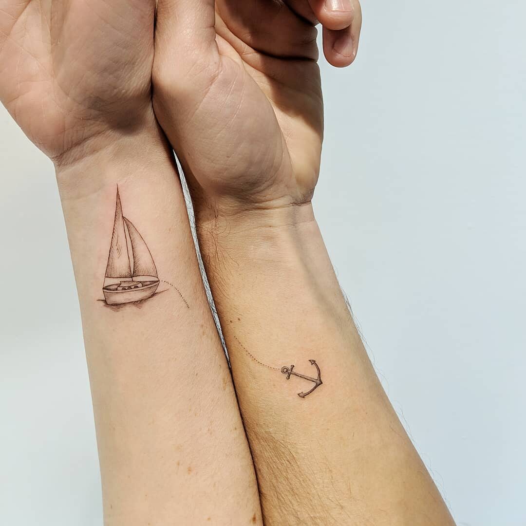 Pasujące tatuaże dla pary: żaglówka i kotwica 