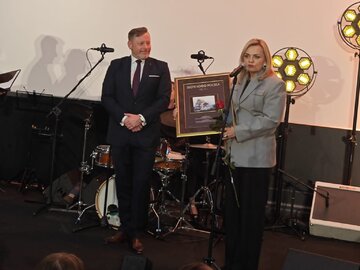 Złote Logo Polska dla&nbsp;Afrodyty w&nbsp;Ośnie Lubuskim; na&nbsp;zdjęciu: Rafał Szmytke, Prezes POT oraz&nbsp;Krystyna Zmitrowicz, dyrektor Afrodyta SPA