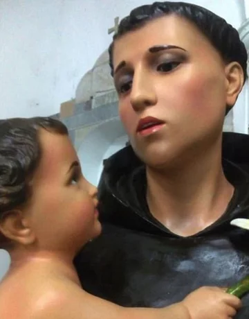 Święty wygląda, jakby miał makijaż 