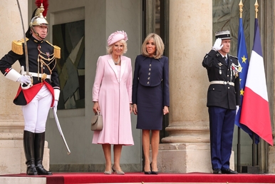 Brigitte Macron odsłoniła za dużo? Tak powitała Karola i Kamilę