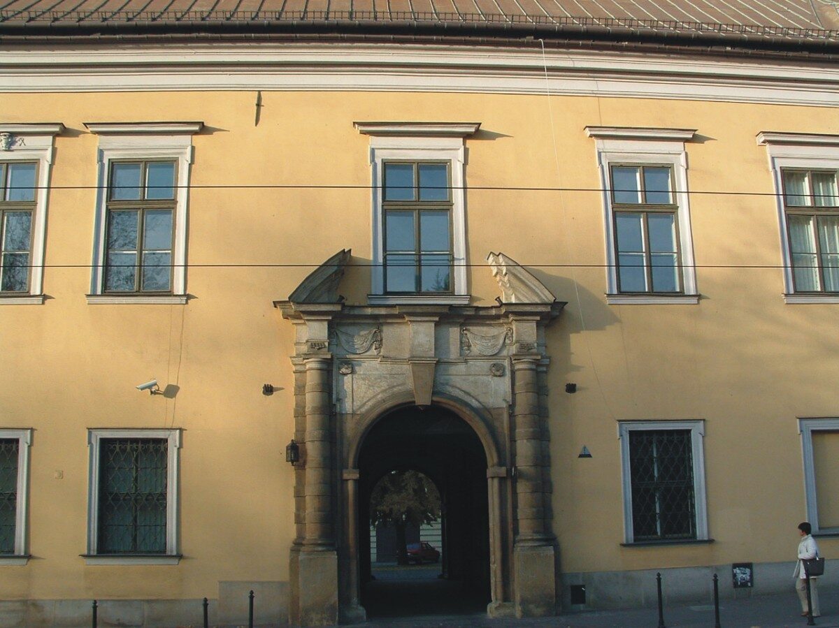 Ulica Franciszkańska 3, „Okno papieskie” nad bramą wjazdową do Pałacu Biskupiego w Krakowie 