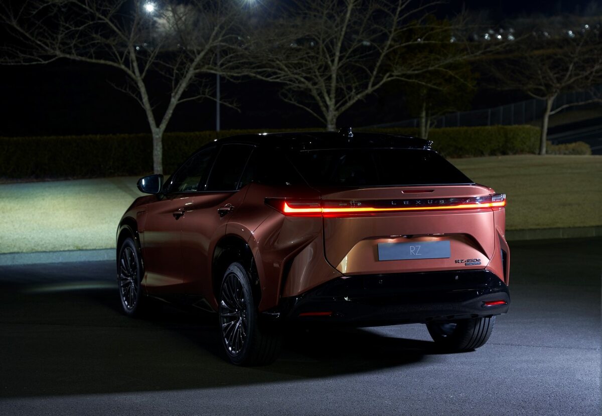 Lexus RZ 450e 