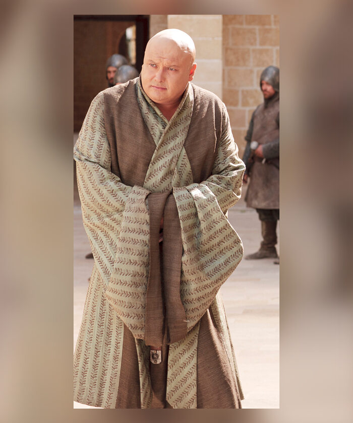 Varys w 1. sezonie "Gry o tron" W postać wciela się Conleth Hill.