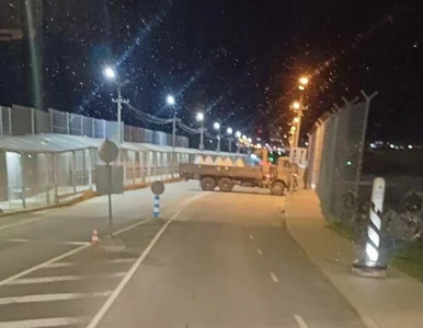 Miniatura: Ciężarówki z zębami smoka na granicy....