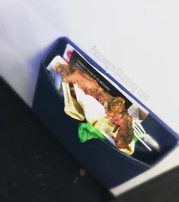 Dziwne zachowania i znaleziska w samolotach. Zdjęcie z profilu Passenger Shaming 