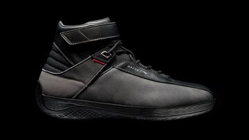Buty do&nbsp;jazdy wyścigowej Mazdy i&nbsp;Mizuno