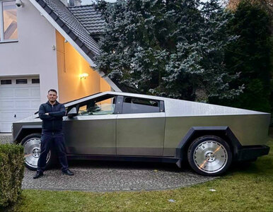 Miniatura: Mentzen pozuje przy samochodzie. Posłanka...