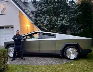 Miniatura: Mentzen pozuje przy samochodzie. Posłanka...