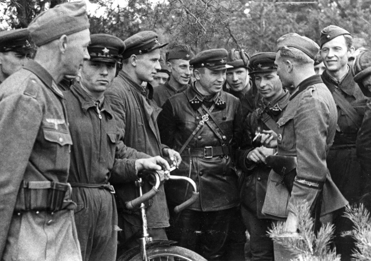 Żołnierz 689. kompanii propagandowej Wehrmachtu rozmawia z dowódcami 29 brygady pancernej Armii Czerwonej 
