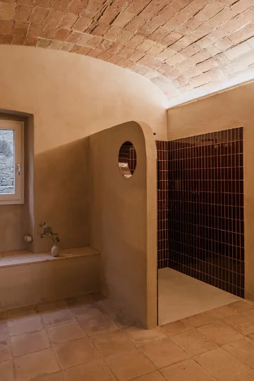 Rewitalizacja dawnej stolarni – projekt Clara Crous Arquitectura przywraca znaczenie materiałowi, światłu i oryginalnej strukturze budynku 