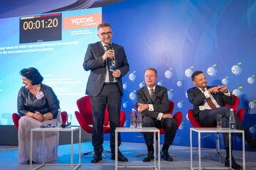 Prof. Adam Maciejczyk przekonuje, że&nbsp;bez organizacji leczenia żadna tabletka nie&nbsp;pomoże. Prezes Sierpiński jest pewny, że&nbsp;jego drużyna wyjdzie zwycięsko