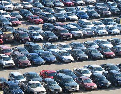 Miniatura: Polacy nie kupują samochodów. "Prognozy...