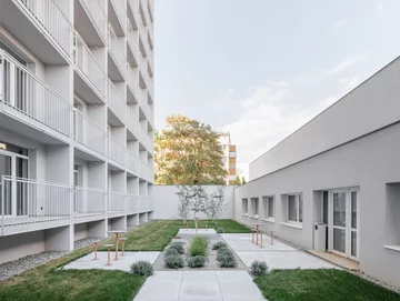 Dawny hotel robotniczy w Koszycach odzyskał modernistyczną godność, projekt  Atrium Architekti 