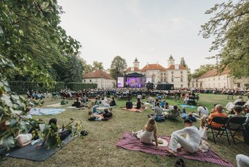 Wystawa Grzegorza Marta w&nbsp;Hotelu Nobu Warsaw pokazuje festiwal Break in&nbsp;Classic z&nbsp;perspektywy niedostępnej dla&nbsp;publiczności &ndash; pełnej emocji, skupienia i&nbsp;chwil rozgrywających się poza sceną