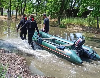 Miniatura: Zdjęcia satelitarne tamy obrazują skalę...