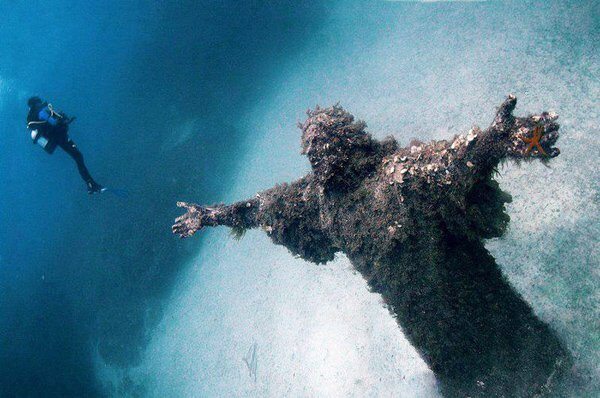 Niezwykła podwodna statua Jezusa na Malcie