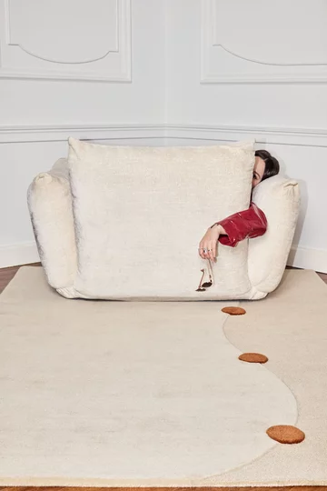 Malwina Konopacka przenosi swój charakterystyczny język form i koloru z ceramiki na ręcznie tuftowane dywany z kolekcji VOYAGE stworzonej dla Carpets & More 