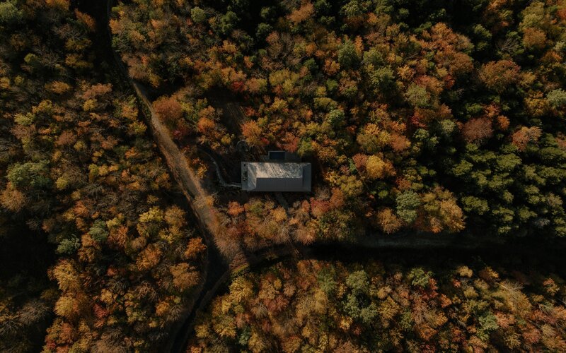 Dom zawieszony nad zboczem, gdzie konstrukcja, światło i&nbsp;materia tworzą sp&oacute;jną relację z&nbsp;krajobrazem, projekt Mati&egrave;re Premi&egrave;re Architecture