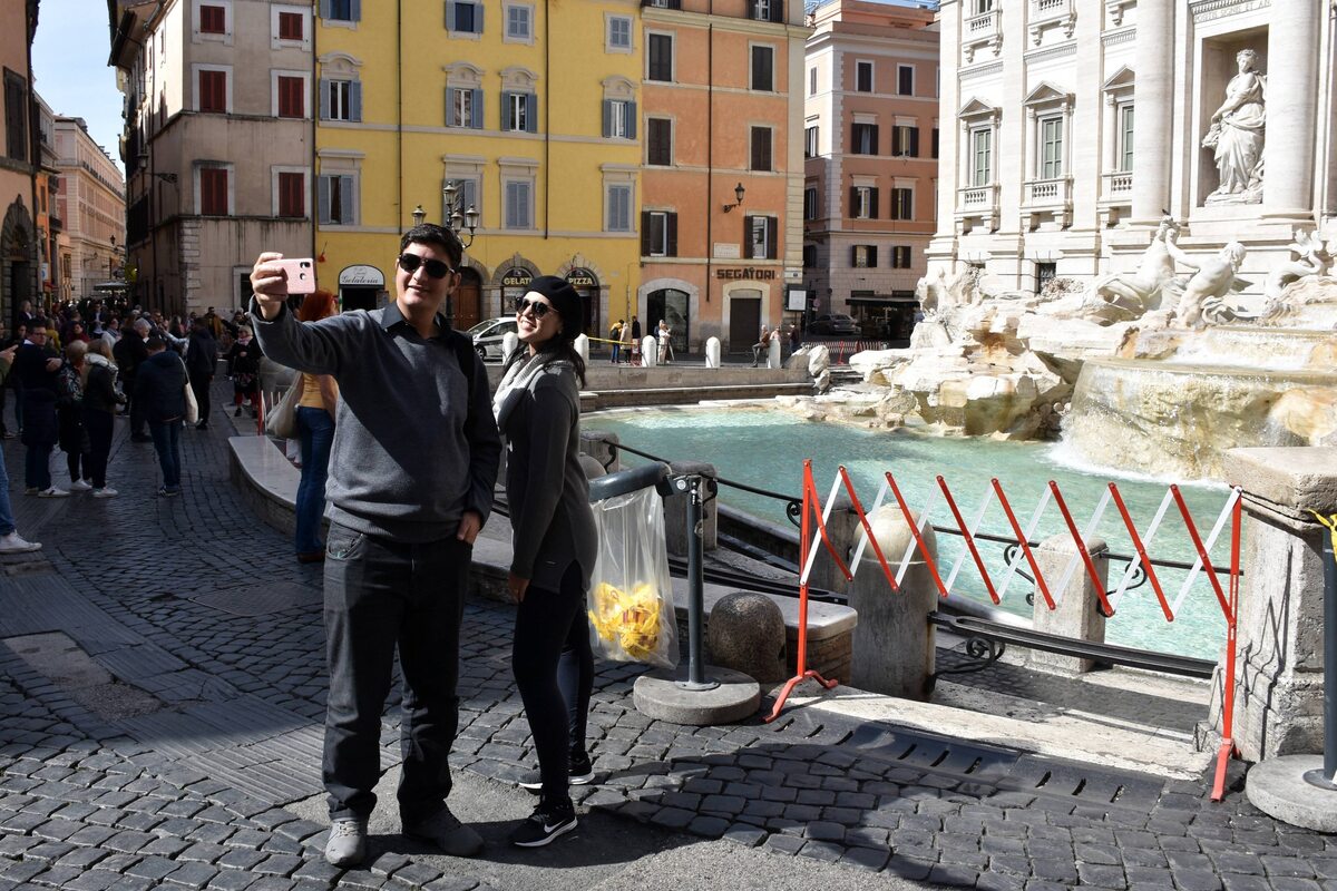 Turyści przy fontannie di Trevi, gdzie zazwyczaj są tłumy ludzi 