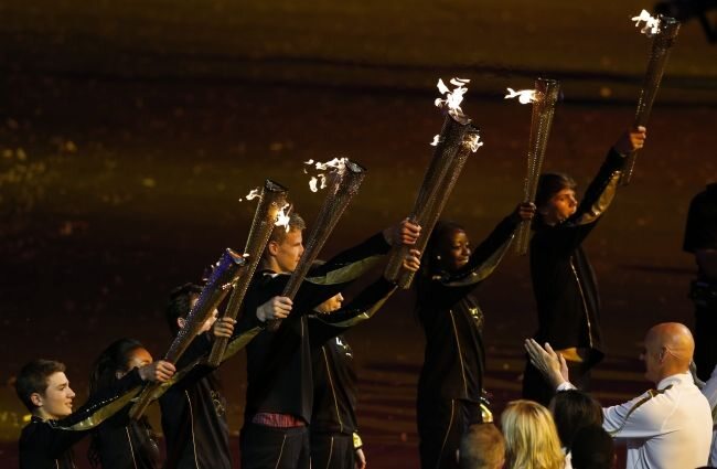 Znicz olimpijski zapaliło siedmioro nastoletnich sportowców (fot. PAP/EPA)