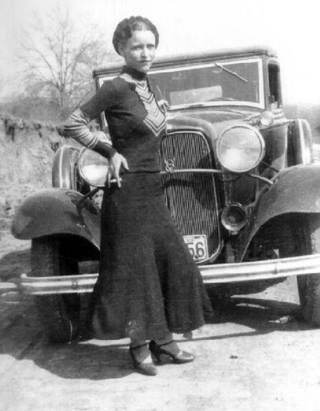 Bonnie Parker stojąca przed samochodem Ford V-8 B-400 Convertible Sedan z 1932 roku 