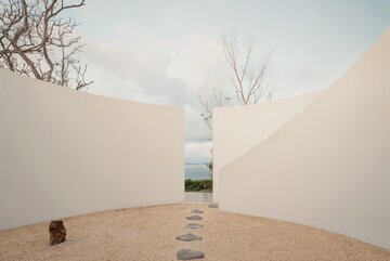 Casa Malonic w Zihuatanejo zaprojektowana przez HW Studio. Prosta biała bryła, okrągły dziedziniec i otwarcie na otaczający krajobraz tworzą spójną, wyciszoną architekturę 