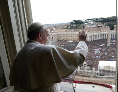 Miniatura: Papież Franciszek uniósł jedną dłoń, a Jan...