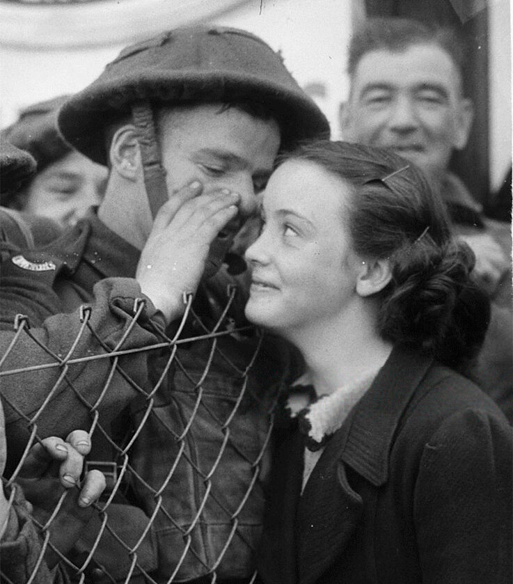 Brytyjski żołnierz szepcze coś do ucha swojej ukochanej przed wyruszeniem na front, 1939 r. 