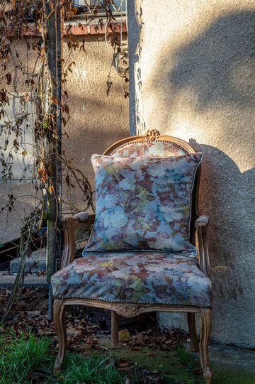 Jesienią we&nbsp;wnętrzach chętniej sięgamy po&nbsp;przytulne faktury, nasycone kolory i&nbsp;wzory inspirowane stylem vintage. W&nbsp;tym sezonie uwagę przyciągają tkaniny obiciowe z&nbsp;motywami kwiatowymi oraz&nbsp;prążkowany welur