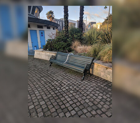 Miniatura: Władze zainstalowały na ławkach żelazne pręty