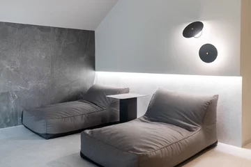 Vibe House w Krakowie – reinterpretacja strefy dziennej z basenem sąsiadującym z salonem i kuchnią 