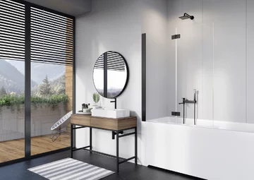 Łazienka z parawanem nawannowym 