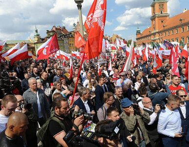 Miniatura: Marsz Narodowców w Warszawie. Flaga UE...