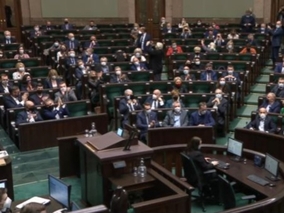 Najnowszy sondaż. PiS traci, przewaga KO i ruchu Szymona Hołowni