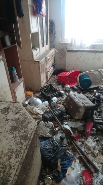 Zaniedbanie mieszkanie, w którym zamknięte było 10 psów 