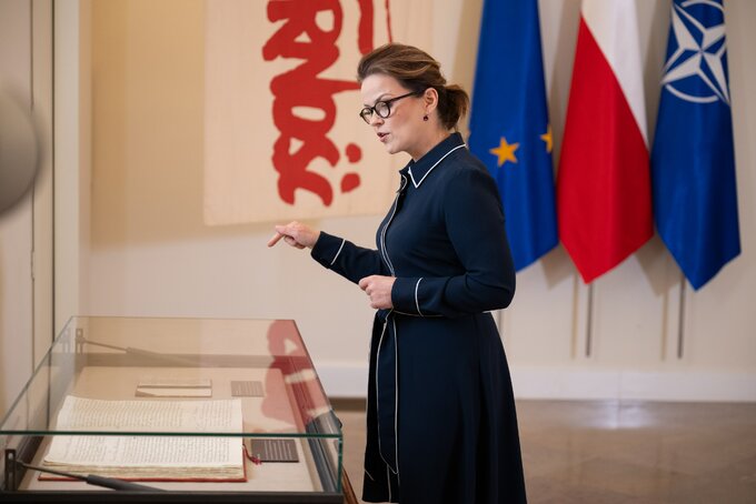 Dziennikarka Polsatu Małgorzata Świtała i rękopis konstytucji